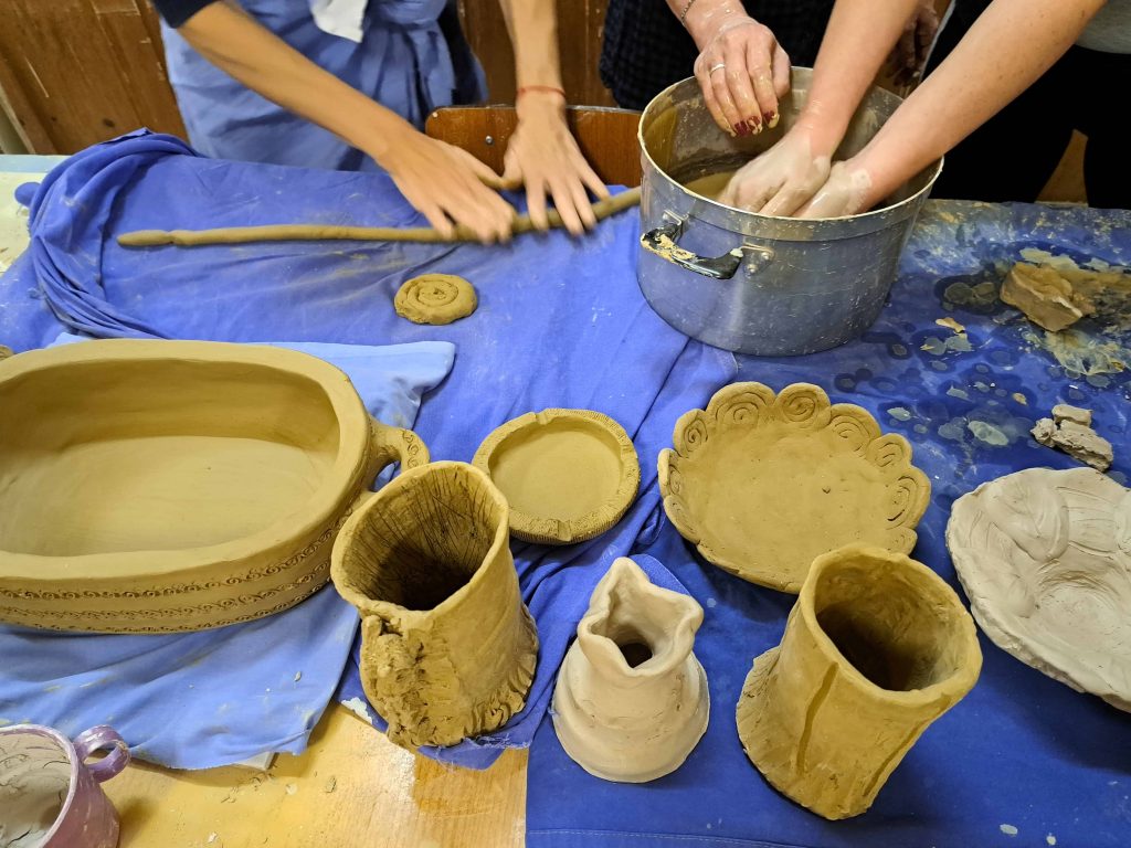 Umetničko-kreativna radionica keramike „Druženje sa glinom“ u Kovinu